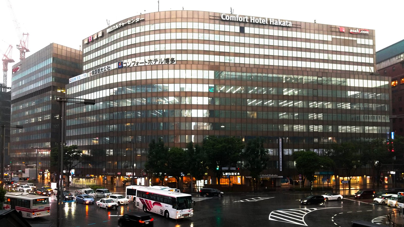 Comfort Hotel 博多所在的福岡朝日大樓與相鄰大樓，2025 年攝