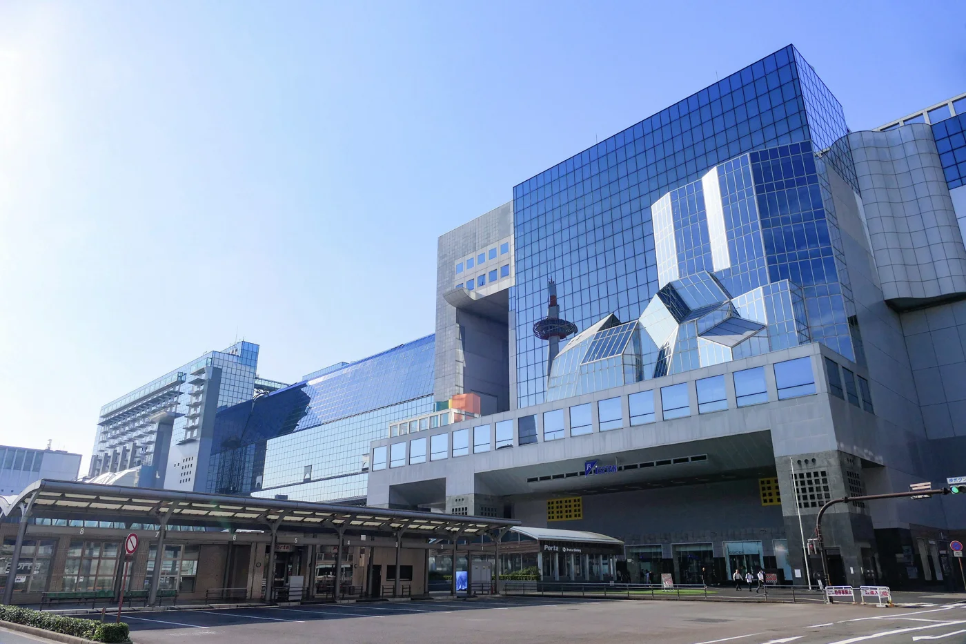 京都車站中央口一側的站體外觀