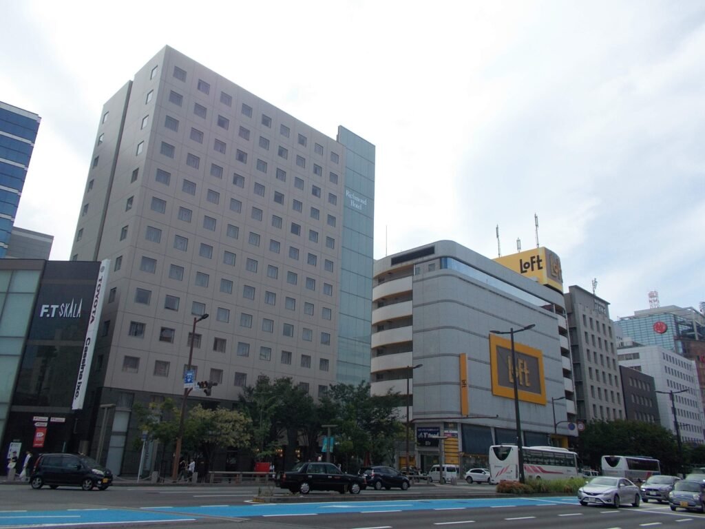 福岡天神 Richmond 飯店（左）與天神 Loft，2019 年攝