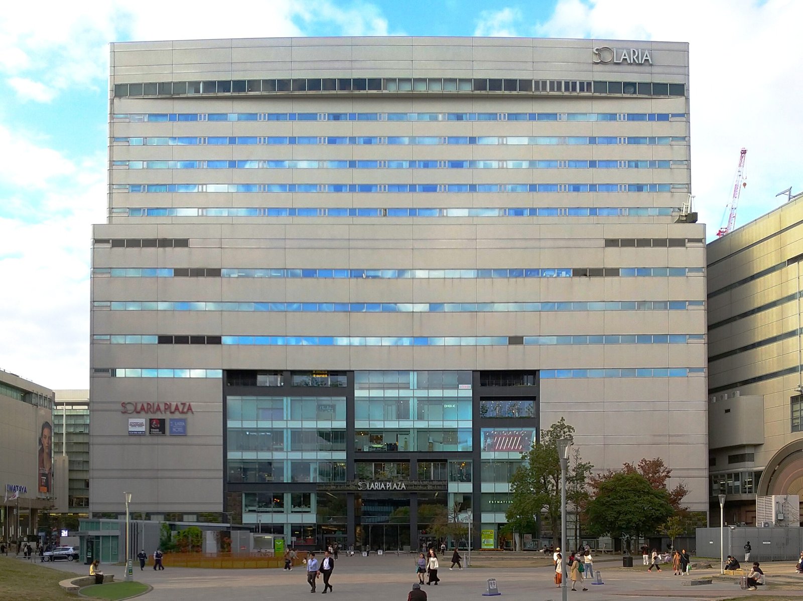 警固公園望向 Solaria Plaza 大樓，2023 年攝