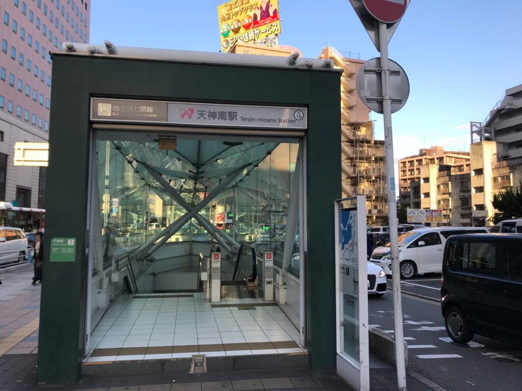 福岡地鐵天神南站 1 號出入口，2017 年攝